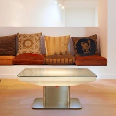 Mesa hostelería iluminada con luz led, RGB, sin cables, Studio